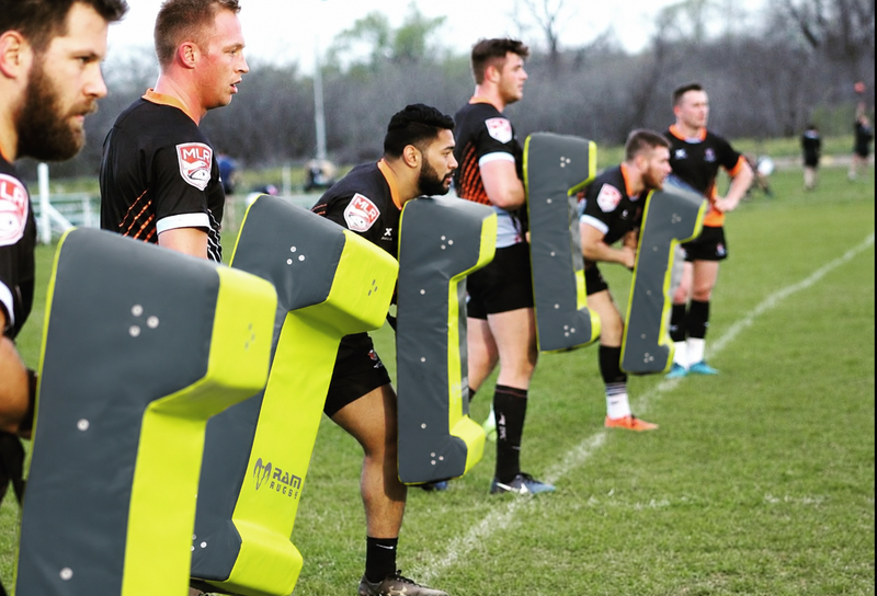 Rugbyspelers trainen met RAM Rugby hit shields