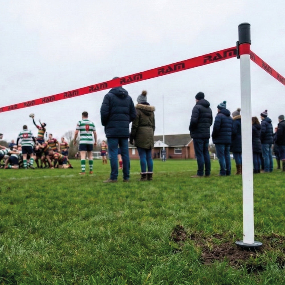 Barrières de respect portables pour terrain de rugby Ram, 100 m, avec poteaux et ruban adhésif.